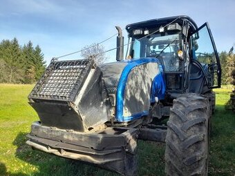 Traktor Valtra T191 a vyvážecí vlek Kronos 140