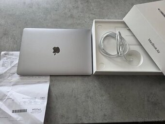 Macbook Air M1 8/256 GB týden starý