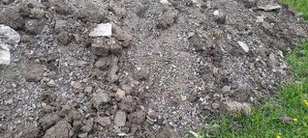 Hlína s kamínky (štěrk)
