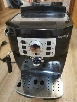 Delonghi Magnifica S, s mlýnem na kávu