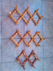 Prodám polici,lavici,věšáky,kořenky a jiné = na chalupu