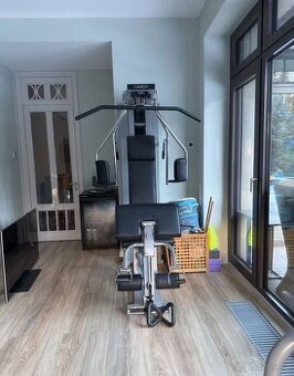 Zánovní posilovací věž Technogym Unica