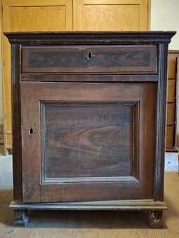 Skříňka k renovaci