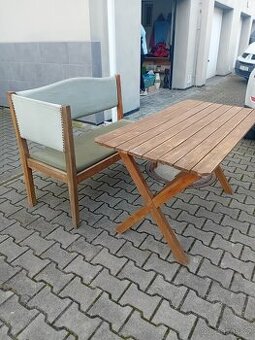 dřevěný stůl a rohová lavice