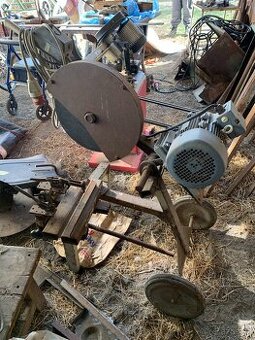 Rozbrušovací sklopná pila na kov