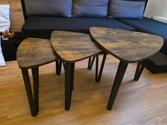 Sada trojúhelníkových konferenčních stolků