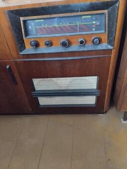 Starý gramofon s rádiem