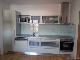 Kuchyňská linka od studia Hanák, spotřebiče Miele, Zanussi