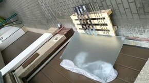 Skleněný jídelní stůl