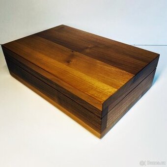 Ořechový humidor lesklý