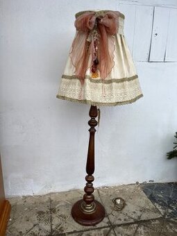Podlahová lampa