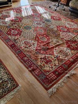 Prodám koberec 2,9 m x 3,1 m . Cena 2 000Kč.  Moc dobrý stav