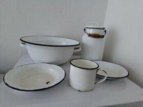 Staré, bílé, smaltované nádobí