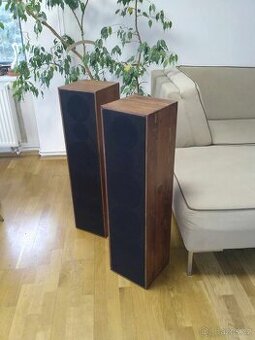 Krásné masivní dřevěnné sloupové reproduktory 320 W