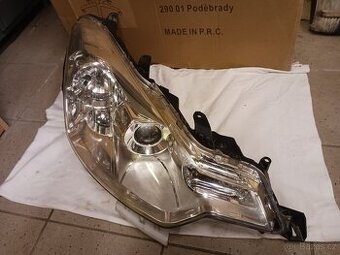 Citroen C-Crosser pravý přední světlomet
