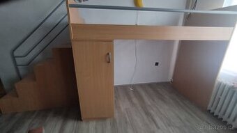 Patrová postel