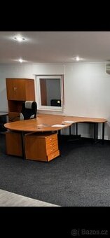 Kancelářské stoly, šuplíky a police