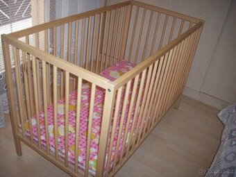 dětská postýlka s matrací