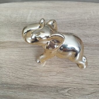 Porcelánová soška slůněte