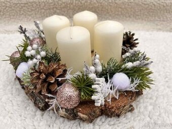 Vánoční svícen s růžovými doplňky