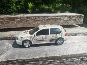 Volkswagen Golf IV 1:18 REVELL