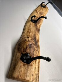 věšák z dubového masivu