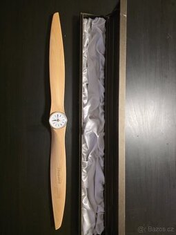 Dřevěné designové hodiny (vrtule) v dárkové krabičce