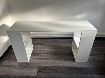 Bílý psací stůl