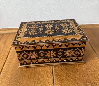 Vykládaná skříňka