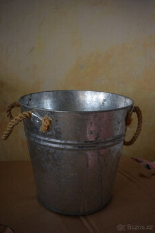 Velký plechový obal na květináč s provazovými uchy