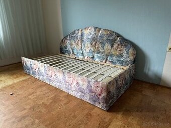 Čalouněná postel s roštem