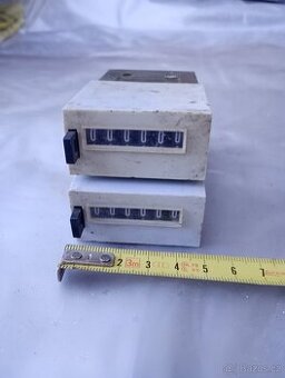 Prodám dvě elektrická počítadla s nulovanim