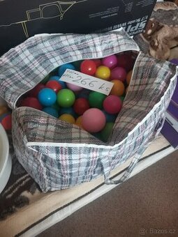 Nabízím plastové míčky