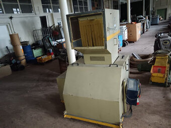 TRIA MLÝNEK vč. odsávání recyklace plastů+kabelů -