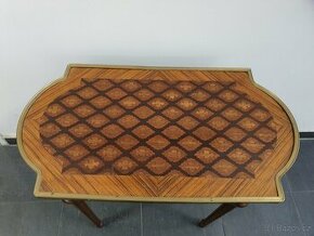 zámecký stolek, zdobení s intarzií
