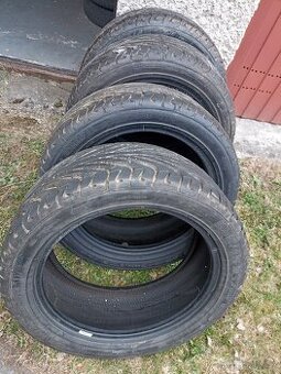 Pneu 235/45 R17 - 1