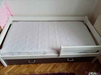 Dětská postel s úložným prostorem