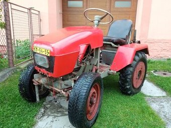 Zahradní traktor s vlečkou a pluhem