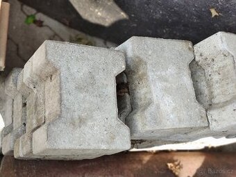 Betonová dlažba - zbytky. Levně.