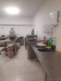 Pronájem skladu/obchodního prostoru v centru  Trutnova