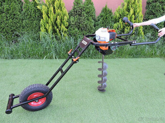 Půdní jamkovač STIHL BT 131 s vrtákem včetně vozíku
