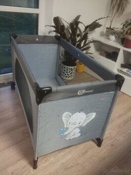 Přenosná skládací postýlka