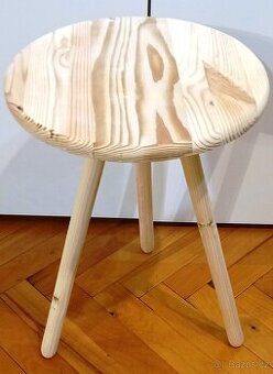 Květinový stolek na trojnožce.,