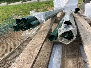 Plotové sloupky,zbytky oplocení