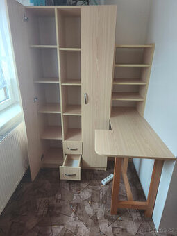 Dřevěná skřín s poličkou a stolem