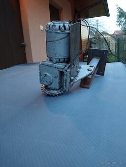 Motorek s převodovkou.