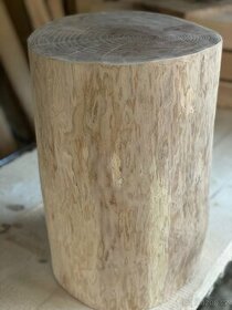 Designovy masivní špalek/stolek