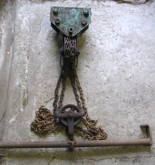 kladka,zvedák, spínač,páčka,sekery a krumpáč,ostří na pluh