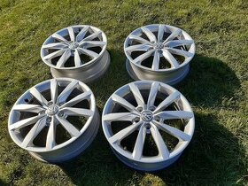 Krásné orig. Alu Volkswagen roztec 5x112 17 ET48