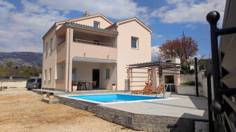 Chorvátsko-Dvojapartmánový zariadený dom s bazénom